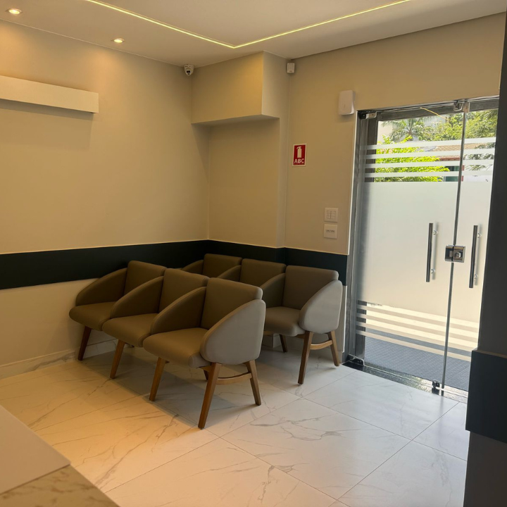 Sala de espera da Clínica IMOI, na Asa Norte, Brasília, com poltronas confortáveis e ambiente tranquilo